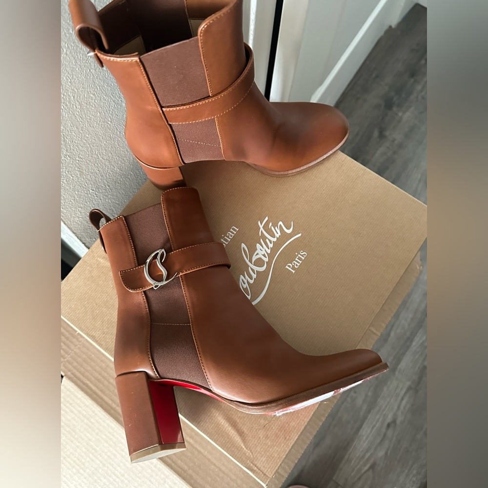 CHRISTIAN LOUBOUTIN
CL Chelsea Leather Ankle Boots
